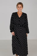 Mette sort polkadot kjole