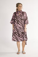 Cornelia klänning brun och rosa zebra
