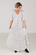 Liva hvit og sort polkadot kjole