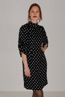 Bella sort og hvit polkadot kjole