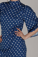 Bella blå og hvit polkadot kjole