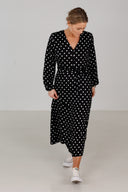 Mette sort polkadot kjole