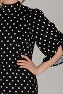 Bella sort og hvit polkadot kjole