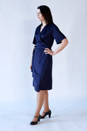 Iris navy eksklusiv omslagskjole i rayon