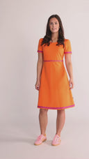 Paulines orange och rosa klänning