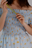 Monita pastellblå kjole med blomster